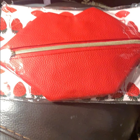 New Berry kissable brush set not tested on animals brand new in pouch - Picture 5 of 5